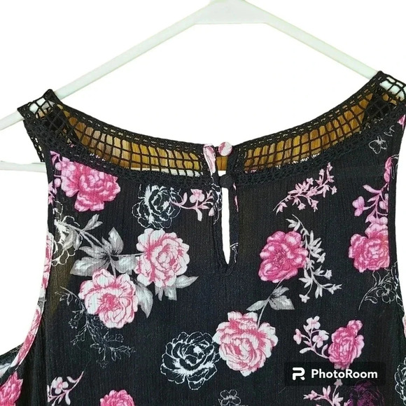 Torrid black floral gauze crochet sleeveless top - Picture 4 of 7